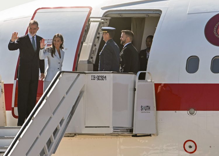 Los Reyes disfrutan de una jornada informal en Egipto explorando las pirámides