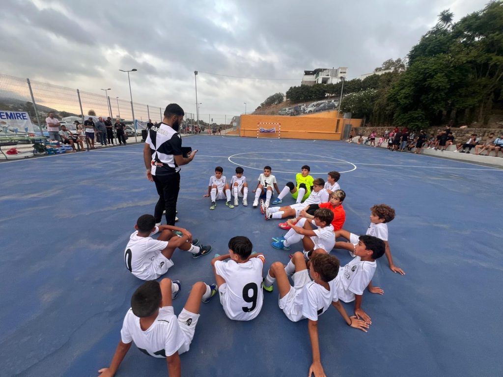 Vecinos de la Barriada Poblado Regulares demandan vestuarios y aseos en la nueva pista polideportiva. Vecinos de la Barriada Poblado Regulares demandan vestuarios y aseos en la nueva pista polideportiva.
