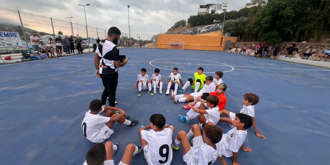 Vecinos de la Barriada Poblado Regulares demandan vestuarios y aseos en la nueva pista polideportiva.