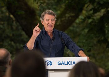 Feijóo acusa a Sánchez de “lavarse las manos” en la gestión de los incendios y rechaza el pacto climático del Gobierno