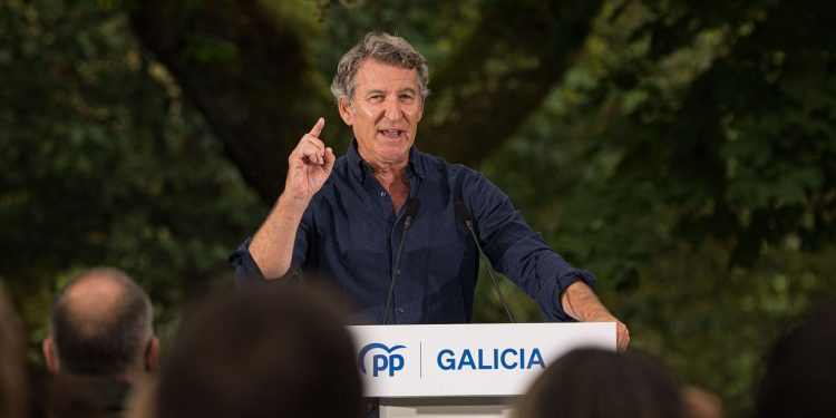 Feijóo acusa a Sánchez de “lavarse las manos” en la gestión de los incendios y rechaza el pacto climático del Gobierno