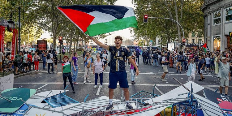 Sindicatos policiales denuncian un “fracaso de seguridad” en La Vuelta y señalan a Sánchez por alentar las protestas