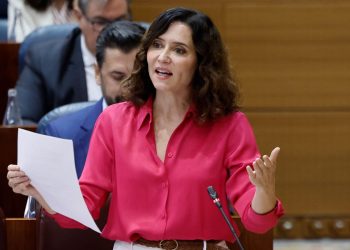 Ayuso marca distancia con Vox y rechaza prohibir el velo islámico en espacios públicos