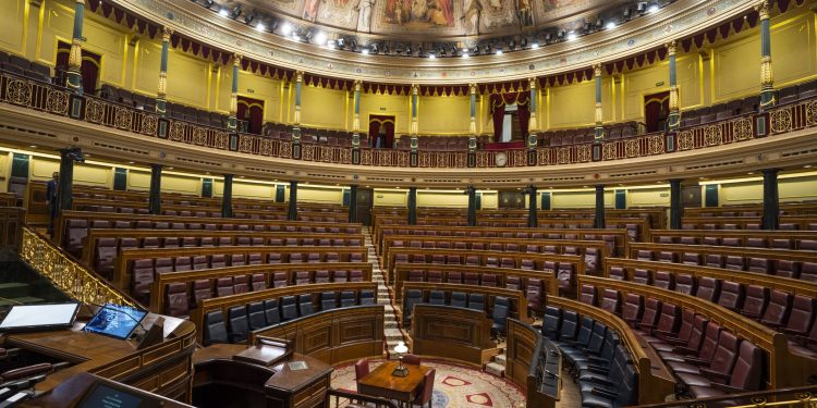 El Congreso aplaza por primera vez un pleno nacional para respetar la Diada y garantizar la votación de permisos de paternidad