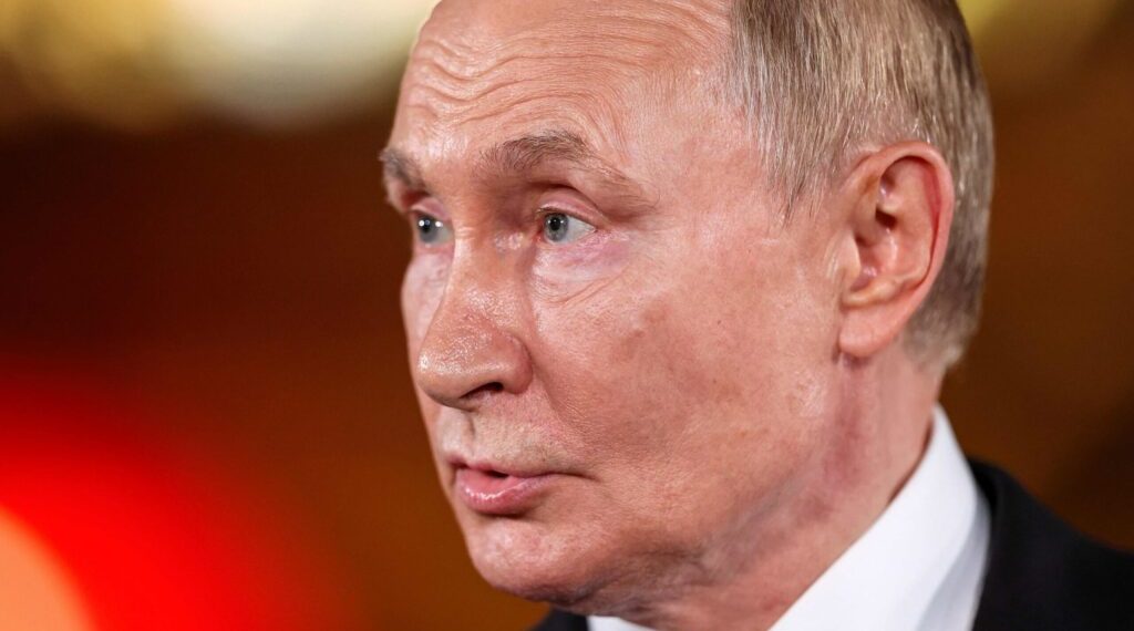 Putin invita a negociar en Moscú y discute la longevidad mientras continúa la ofensiva en Ucrania