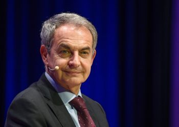 Zapatero respalda a la familia de Sánchez y critica la dureza de la oposición personal