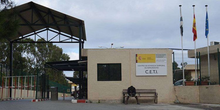 Crisis en el CETI de Ceuta: más de mil inmigrantes saturan el centro y sus alrededores