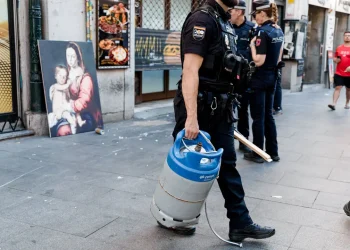 Tensión en la Gran Vía: detenido un hombre tras lanzar una bombona de butano desde su balcón