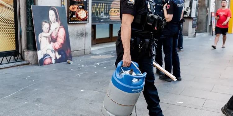 Tensión en la Gran Vía: detenido un hombre tras lanzar una bombona de butano desde su balcón