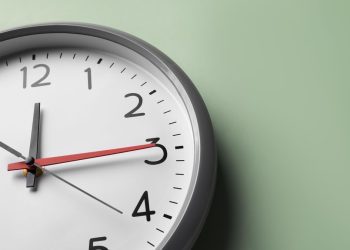 Cuándo es el cambio de hora de invierno en Ceuta y España en 2025: fecha en que se atrasan los relojes