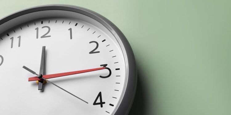 Cuándo es el cambio de hora de invierno en Ceuta y España en 2025: fecha en que se atrasan los relojes