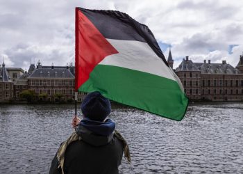 20/04/2024 April 20, 2024, The Hague, South Holland, Netherlands: A pro-Palestinian demonstrator waves a Palestinian flag in front of the Dutch House of Representatives. On April 20, 2024, pro-Palestinian demonstrators marched in solidarity with Gaza through the center of The Hague, the Netherlands. One of the demonstrators' main calls for the Dutch government to end its support and complacency of Israel's actions against Gaza.
POLITICA 
Europa Press/Contacto/James Petermeier
