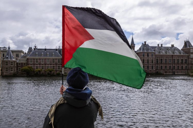 20/04/2024 April 20, 2024, The Hague, South Holland, Netherlands: A pro-Palestinian demonstrator waves a Palestinian flag in front of the Dutch House of Representatives. On April 20, 2024, pro-Palestinian demonstrators marched in solidarity with Gaza through the center of The Hague, the Netherlands. One of the demonstrators' main calls for the Dutch government to end its support and complacency of Israel's actions against Gaza.
POLITICA 
Europa Press/Contacto/James Petermeier