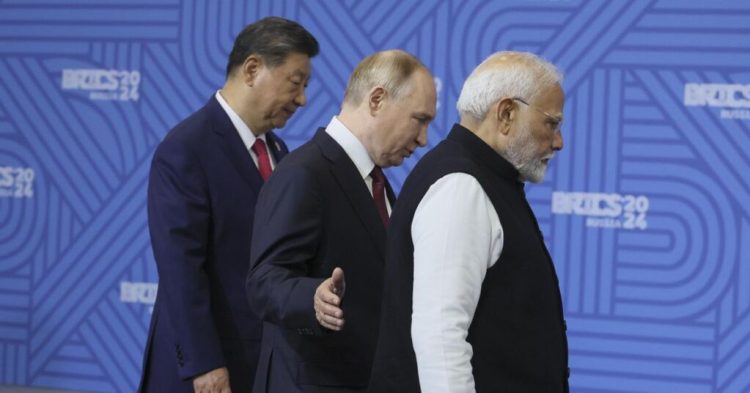 Imagen de archivo de un encuentro previo del presidente chino, Xi Jinping, el ruso, Vladimir Putin, y el primer ministro indio, Narendra Modi. (Rusia) EFE/EPA/MAXIM SHIPENKOV