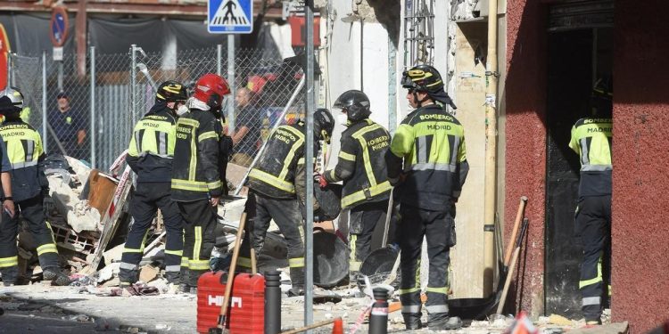 Rescatado el cuerpo de un hombre tras la explosión en Vallecas que dejó 25 heridos