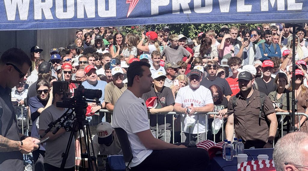 Caos en campus universitario tras ataque armado que acaba con la vida de Charlie Kirk en Utah