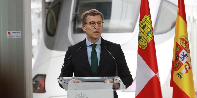 Feijóo anuncia cinco paquetes de reformas y promete compensaciones por retrasos del AVE