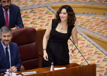 La presidenta de la Comunidad de Madrid, Isabel Díaz Ayuso, interviene durante una sesión plenaria en la Asamblea de Madrid, a 5 de junio de 2025, en Madrid (España). Los menores extranjeros no acompañados, las residencias de mayores en la pandemia del Covid-19 y la Conferencia de Presidentes centran hoy el debate en el Pleno de la Asamblea de Madrid. Vox reclama desde que se acordara el reparto de menores que la Comunidad de Madrid se niegue a acoger a ninguno y que, además, haya acuerdos de repatriación con sus países de origen para devolverlos "con sus familias".
05 JUNIO 2025;PLENO;ASAMBLEA;MADRID;CAM;COMUNIDAD DE MADRID
Jesús Hellín / Europa Press
05/06/2025