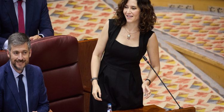 La presidenta de la Comunidad de Madrid, Isabel Díaz Ayuso, interviene durante una sesión plenaria en la Asamblea de Madrid, a 5 de junio de 2025, en Madrid (España). Los menores extranjeros no acompañados, las residencias de mayores en la pandemia del Covid-19 y la Conferencia de Presidentes centran hoy el debate en el Pleno de la Asamblea de Madrid. Vox reclama desde que se acordara el reparto de menores que la Comunidad de Madrid se niegue a acoger a ninguno y que, además, haya acuerdos de repatriación con sus países de origen para devolverlos "con sus familias".

05 JUNIO 2025;PLENO;ASAMBLEA;MADRID;CAM;COMUNIDAD DE MADRID

Jesús Hellín   / Europa Press

05/06/2025