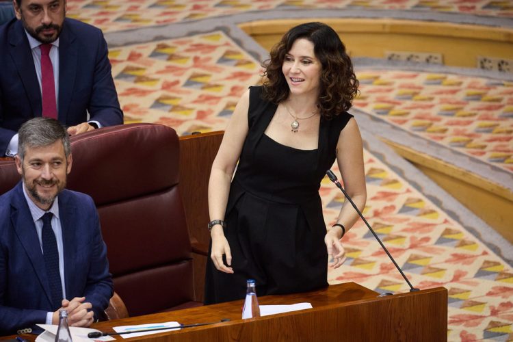 La presidenta de la Comunidad de Madrid, Isabel Díaz Ayuso, interviene durante una sesión plenaria en la Asamblea de Madrid, a 5 de junio de 2025, en Madrid (España). Los menores extranjeros no acompañados, las residencias de mayores en la pandemia del Covid-19 y la Conferencia de Presidentes centran hoy el debate en el Pleno de la Asamblea de Madrid. Vox reclama desde que se acordara el reparto de menores que la Comunidad de Madrid se niegue a acoger a ninguno y que, además, haya acuerdos de repatriación con sus países de origen para devolverlos "con sus familias".

05 JUNIO 2025;PLENO;ASAMBLEA;MADRID;CAM;COMUNIDAD DE MADRID

Jesús Hellín   / Europa Press

05/06/2025