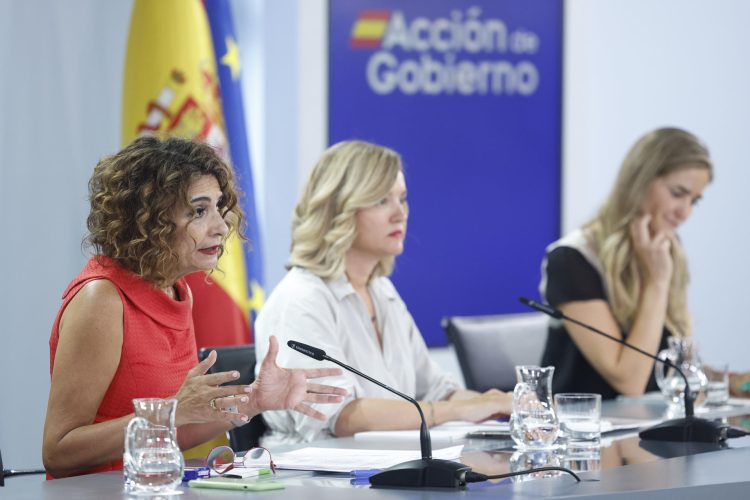 La ministra Portavoz, Pilar Alegría, María Jesús Montero, vicepresidenta primera y ministra de Hacienda, y Sara Aagesen, vicepresidenta tercera y ministra para la Transición Ecológica y el Reto Demográfico, durante la rueda de prensa posterior al Consejo de Ministros, este martes en Madrid.-EFE/ Chema Moya