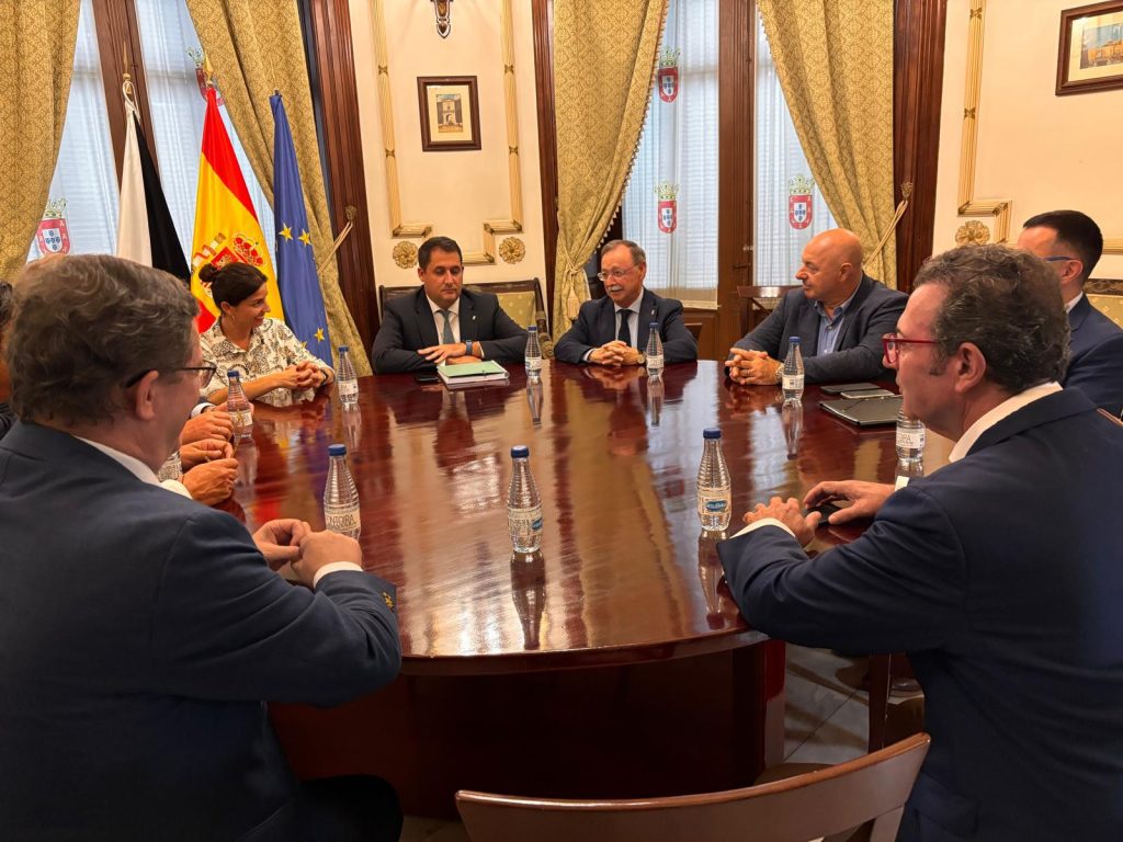 Vivas se reúne con CESUR para explorar vías de inversión y crecimiento económico en Ceuta