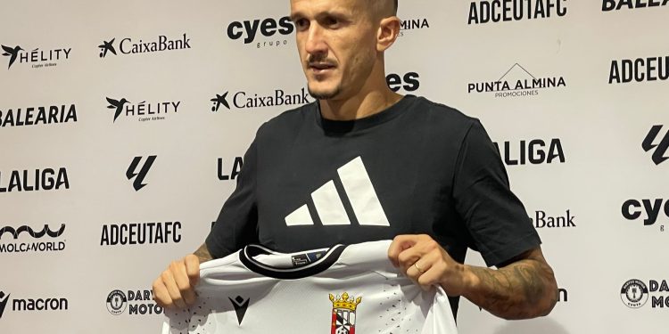 La AD Ceuta FC presenta a Salvi Sánchez: “Desde que me dieron la oportunidad de venir no lo pensé dos veces”