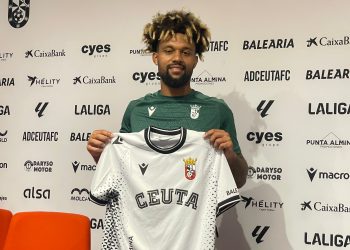 La AD Ceuta FC presenta a Konrad de la Fuente: “Es el sitio perfecto para recuperar confianza y disfrutar del fútbol”