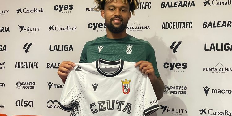 La AD Ceuta FC presenta a Konrad de la Fuente: “Es el sitio perfecto para recuperar confianza y disfrutar del fútbol”