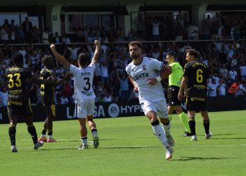 El Ceuta confirma su buen momento y hunde a un Zaragoza gris