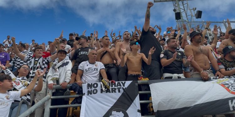 La afición del Ceuta tiñe de blanco y negro el Nuevo Mirandilla