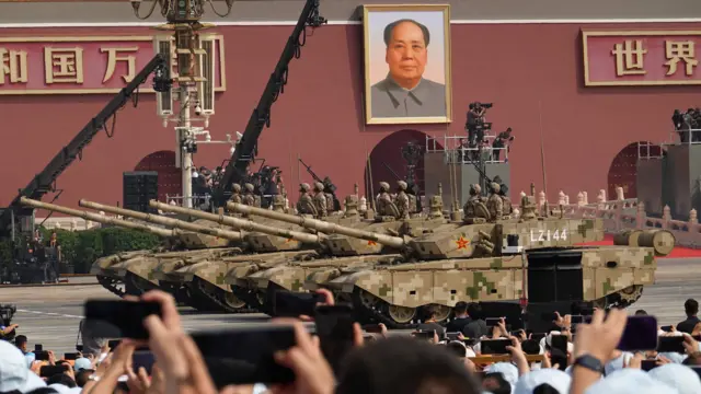 China exhibe su poderío militar en un desfile histórico con líderes internacionales presentes