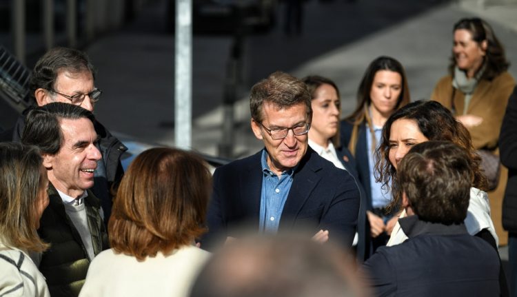 (Foto de ARCHIVO)
(I-D) Los expresidentes del Gobierno, José María Aznar y Mariano Rajoy, el presidente del Partido Popular, Alberto Núñez Feijóo, y la presidenta de la Comunidad de Madrid, Isabel Díaz Ayuso, durante una manifestación convocada por el PP, a 28 de enero de 2024, en Madrid (España). El PP se ha movilizado hoy para oponerse a los pactos entre el PSOE y el independentismo, tras el acuerdo firmado entre Junts y el PSOE para avalar la convalidación de los tres reales decretos ley del Gobierno. El líder del PP, Alberto Núñez-Feijóo hace un llamamiento al electorado con el telón de fondo de los comicios gallegos, vascos y europeos.

Fernando Sánchez / Europa Press
28 ENERO 2024;MANIFESTACIÓN;PP;PARTIDO POPULAR;POLÍTICA;CONCENTRACIÓN;RECHAZO
28/1/2024