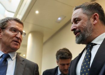 Choque entre Feijóo y Abascal por la inmigración: el líder del PP rechaza la línea dura de Vox