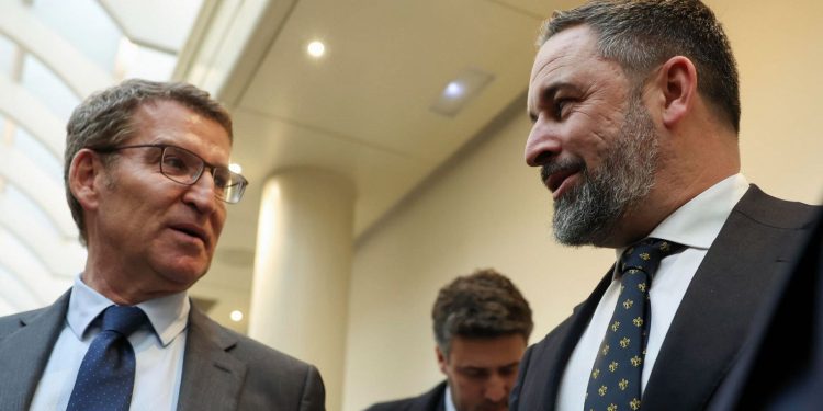 Choque entre Feijóo y Abascal por la inmigración: el líder del PP rechaza la línea dura de Vox