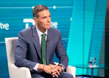 Una avería frustra el viaje de Sánchez a París y le obliga a seguir la cumbre sobre Ucrania por videoconferencia