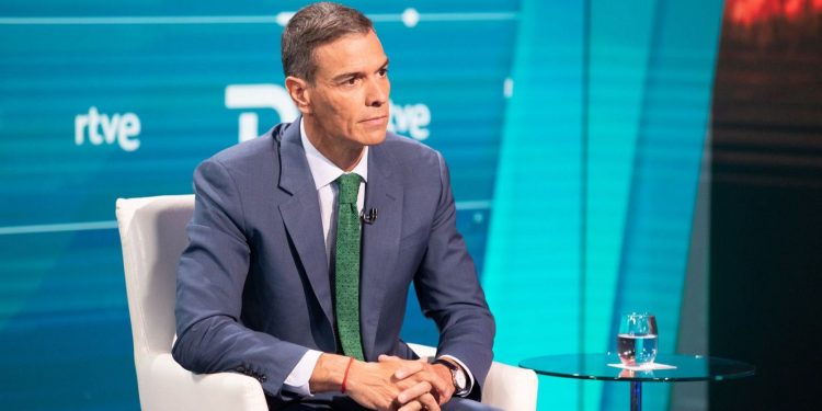 Una avería frustra el viaje de Sánchez a París y le obliga a seguir la cumbre sobre Ucrania por videoconferencia