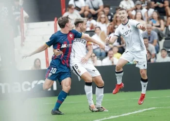 Ceuta logra su primera victoria en Segunda División con un gol decisivo (2-1)