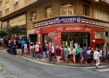 Largas colas en la tienda del AD Ceuta para conseguir entradas para el partido ante el Cádiz