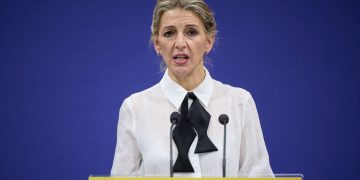 La vicepresidenta segunda y ministra de Trabajo y Economía Social, Yolanda Díaz, comparece tras una reunión con la Comisión Asesora para el Análisis del Salario Mínimo Interprofesional, en el Ministerio de Trabajo y Economía Social, a 26 de noviembre de 2024, en Madrid (España).  El Ministerio de Trabajo y Economía Social ha convocado para este martes al Comité de Expertos del salario mínimo interprofesional (SMI) como paso previo a la negociación que desarrollará con sindicatos y empresarios para la subida de esta renta mínima de cara a 2025. Este comité asesor del Gobierno, del que forman parte miembros del Ejecutivo, de los agentes sociales y profesionales académicos, se constituyó en enero de 2021 para determinar a qué ritmo debía subir el SMI para representar el 60% del salario medio, tal y como establece la Carta Social Europea. Trabajo no quiere que el SMI pierda poder adquisitivo y lo subirá con o sin acuerdo con los agentes sociales.

Jesús Hellín / Europa Press
26 NOVIEMBRE 2024;TRABAJO;SMI;SALARIO MÍNIMO;
26/11/2024