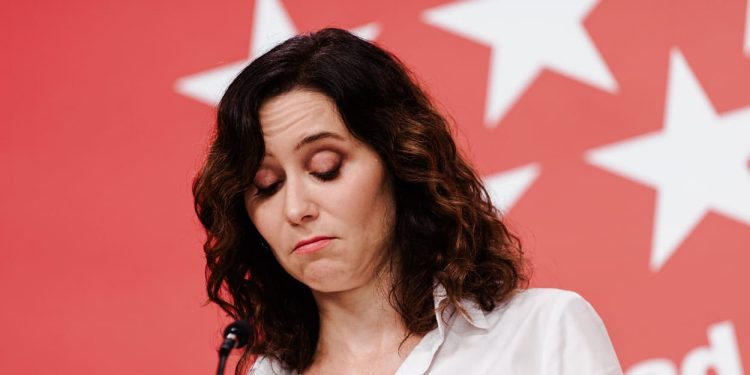 Ayuso veta símbolos de apoyo a Palestina en colegios madrileños mientras mantiene la referencia a Ucrania