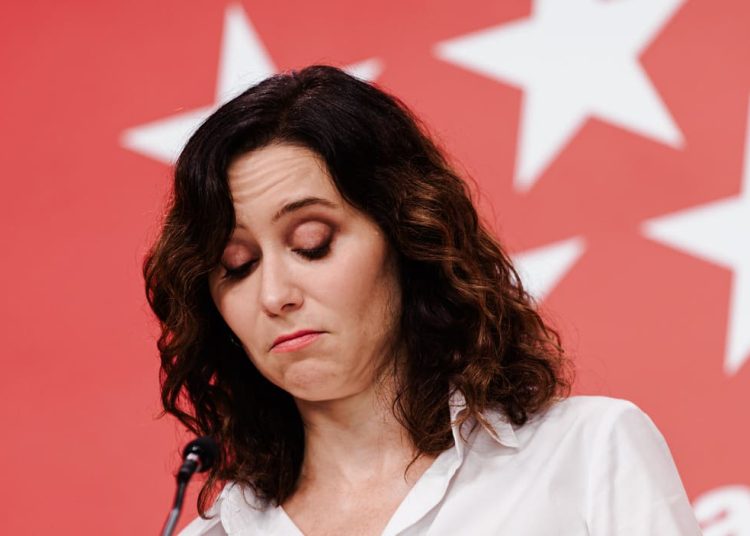 Ayuso veta símbolos de apoyo a Palestina en colegios madrileños mientras mantiene la referencia a Ucrania