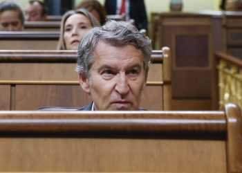 Feijóo acusa a Sánchez de atrincherarse en La Moncloa para protegerse de los casos judiciales que afectan a su familia