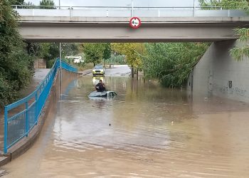 Muere un menor tras ser arrastrado el coche familiar por una riada en Cataluña; su padre sigue desaparecido