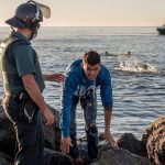 “Esto rompe cualquier récord”: la Guardia Civil se ve desbordada tras la entrada a nado de cerca de un millar de migrantes en Ceuta