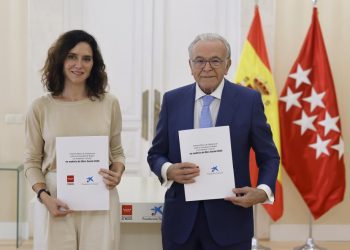Madrid refuerza la inversión social con un acuerdo de 75 millones entre Ayuso y la Fundación «la Caixa»