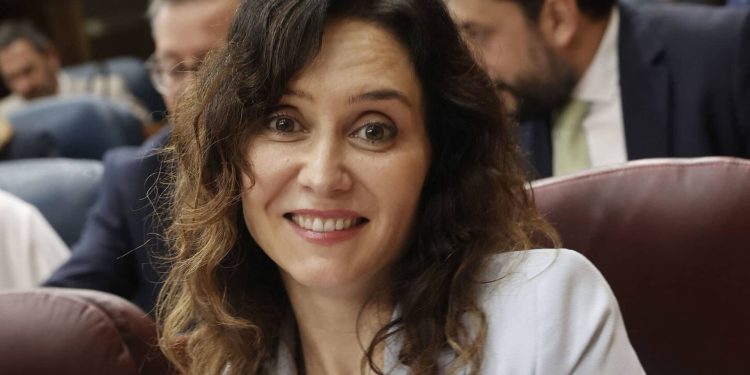 Madrid prepara una ley para que los embarazos cuenten en ayudas y becas familiares