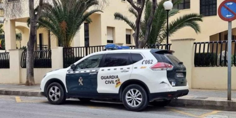 Fallece una niña de cuatro años tras caer desde un quinto piso en Calpe mientras estaba al cuidado de una prima adolescente