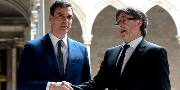 El Gobierno cede terreno en lengua e inmigración para asegurar el apoyo de Puigdemont