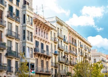 El fin de los pisos turísticos en Barcelona impactará el mercado inmobiliario y el empleo
